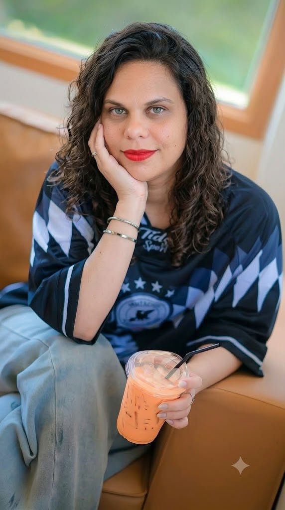 Acássia Magalhães em um retrato editorial