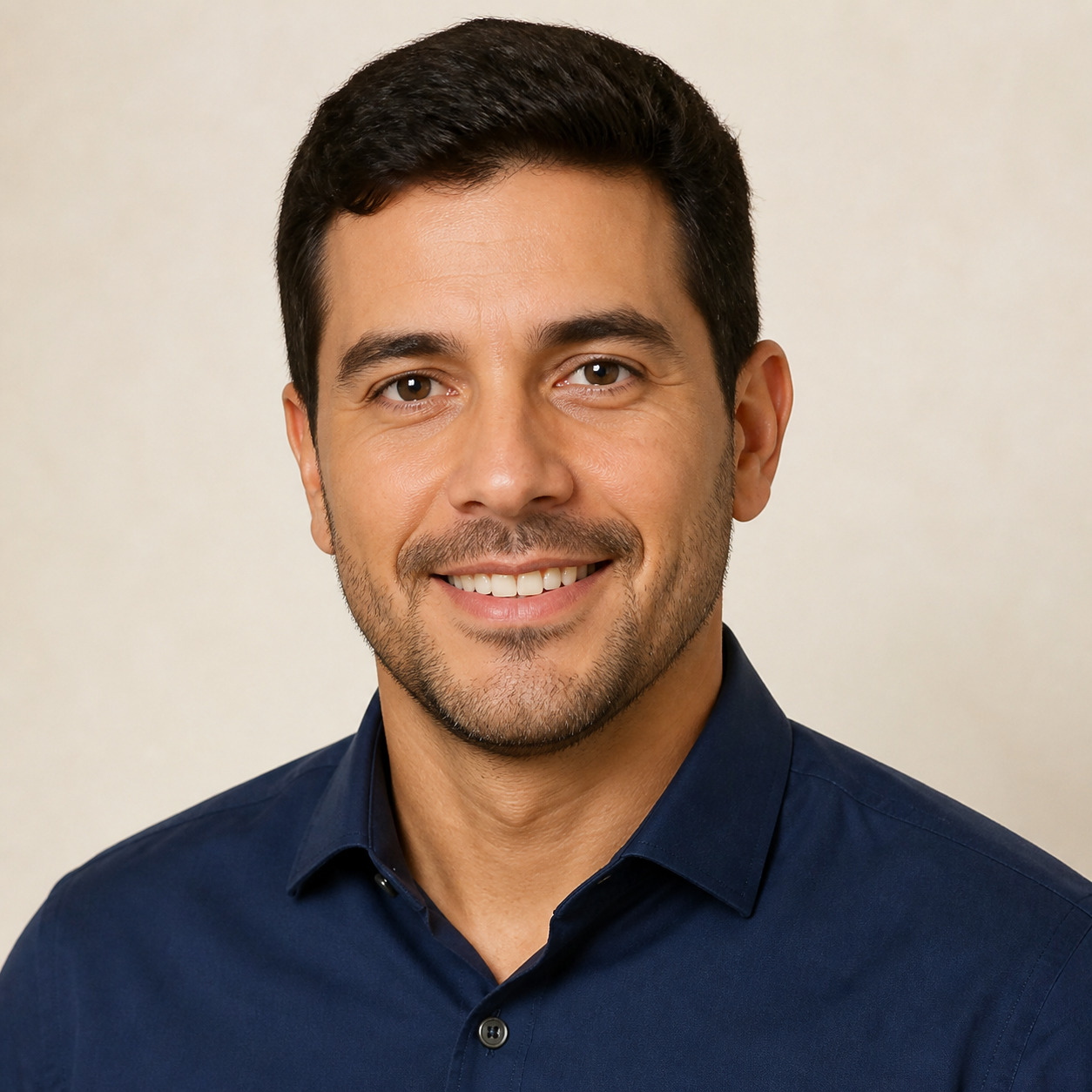 Carlos A., formado em Gestão Comercial